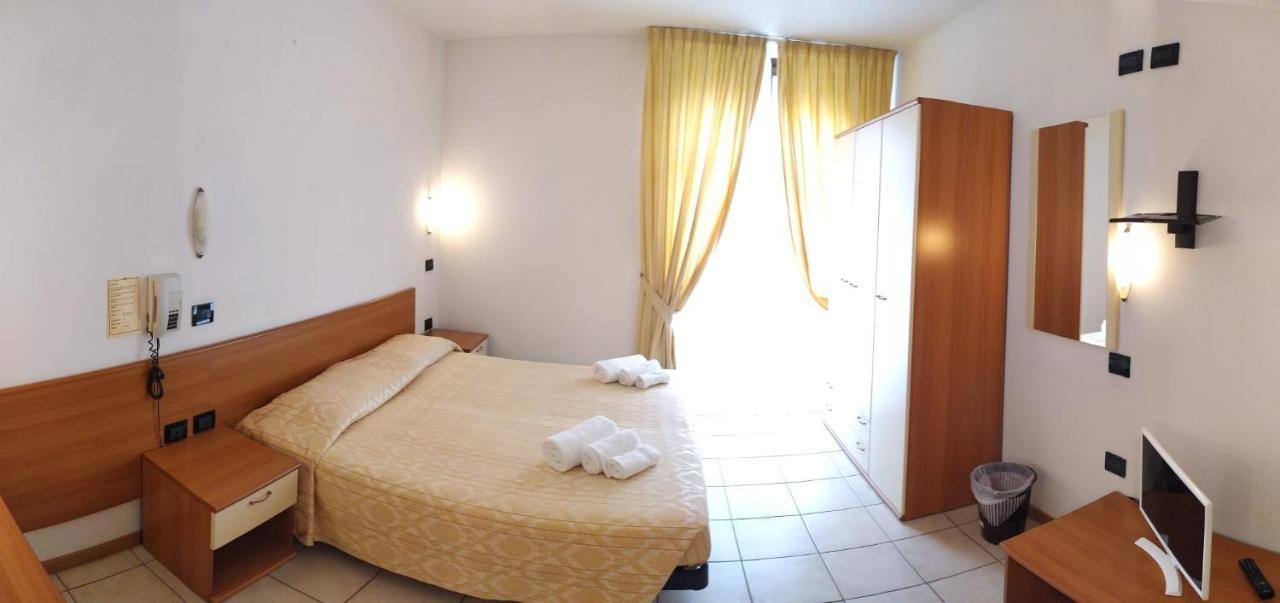 בניו די רומניה Hotel La Pace מראה חיצוני תמונה